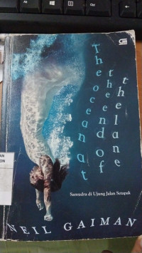 Image of The ocean at the end of the lane (Samudera di ujung jalan setapak)